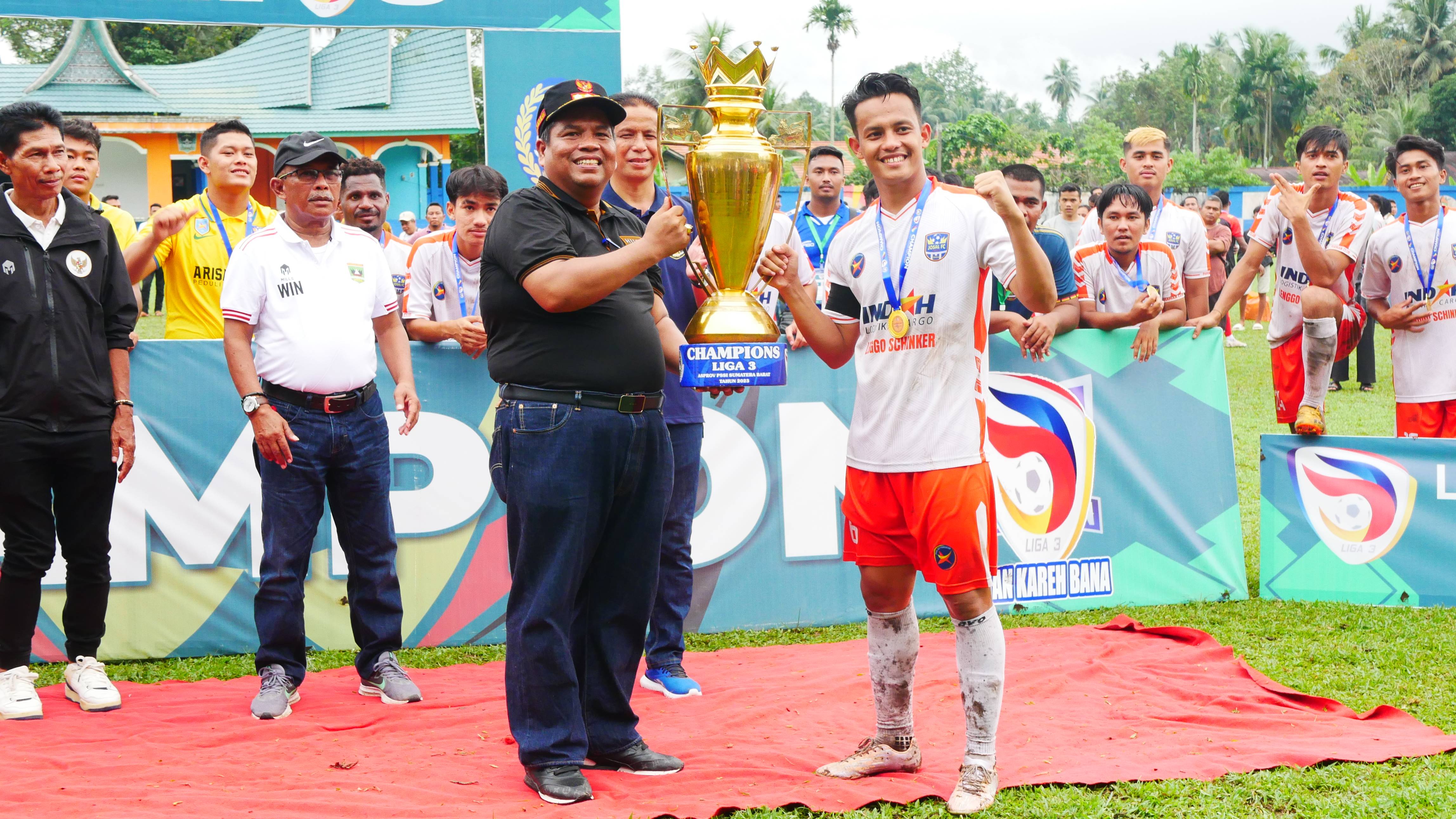 Kapten Tim Josal FC Agung WIjaksono saat menerima trofi Liga 3 Sumbar dari Wakil Ketua Asprov PSSI Sumbar Suhatri Bur